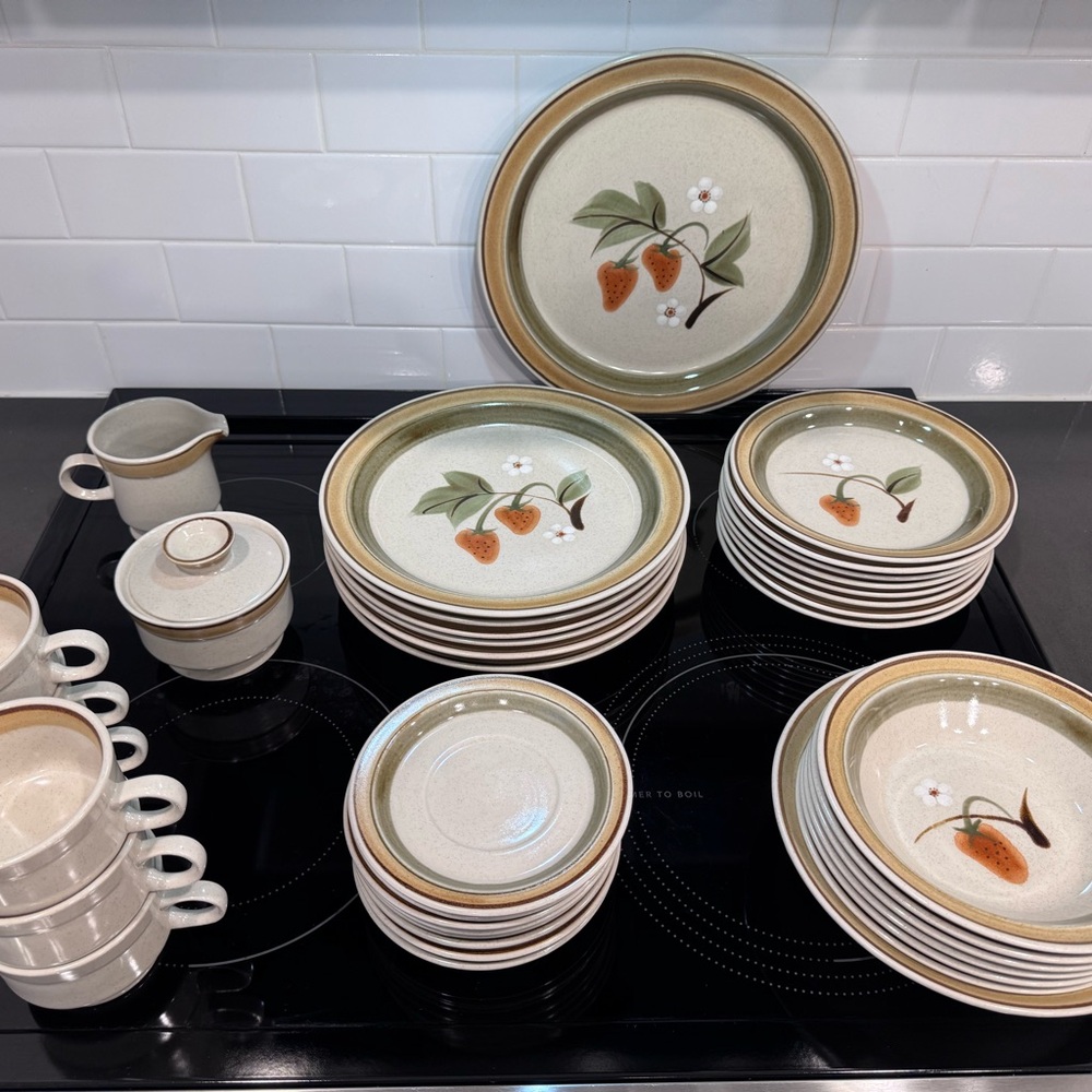 Vintage HallKraft “wild strawberry” stoneware full set (NO CHIPS OR CRACKS)